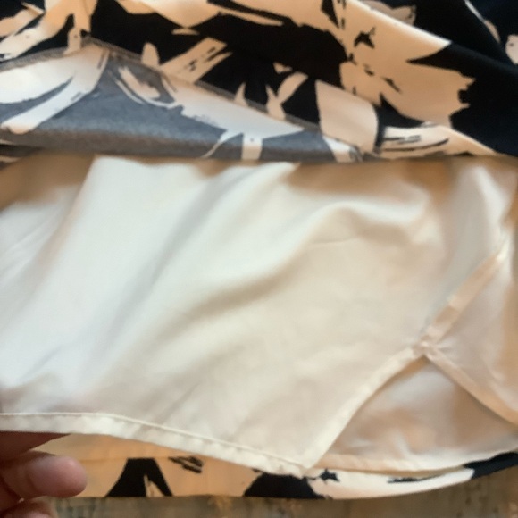 Banana Republic Black White Lined Tulip Skirt Size 2 Front Slit Like New - Picture 7 of 10